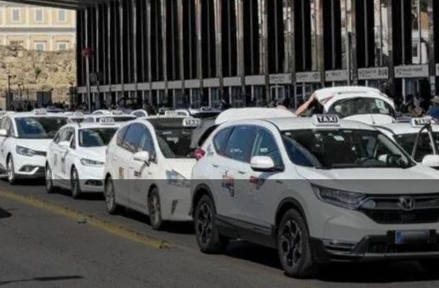 Napoli tra incendi e reclame: la verità che il turismo non può ignorare