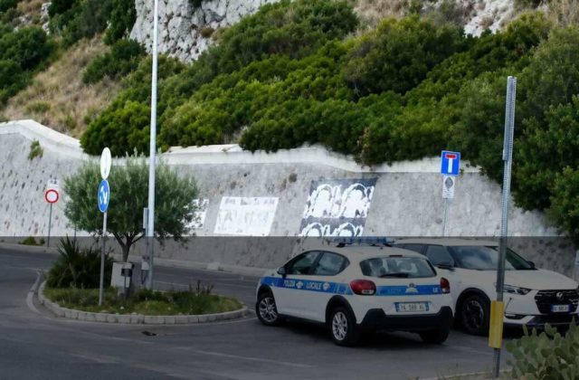 Pozzuoli, masso si stacca dal costone: per un soffio evitata la tragedia