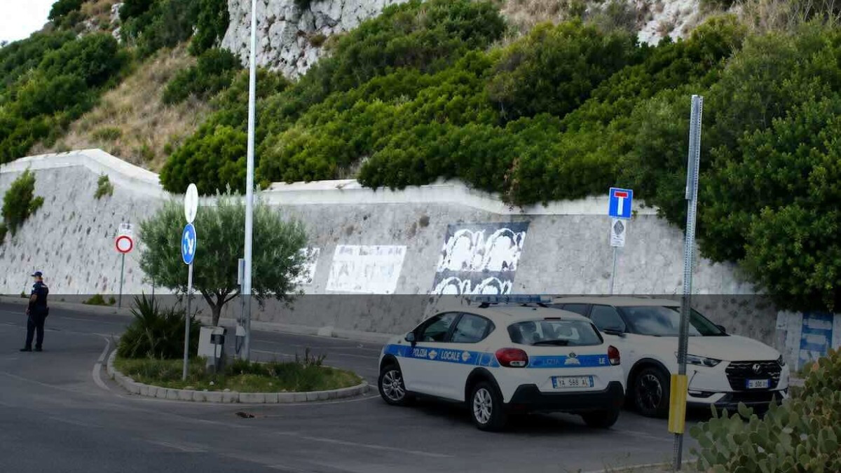 Pozzuoli, masso si stacca dal costone: per un soffio evitata la tragedia