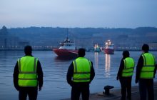 Sea Watch 5 completa lo sbarco a Napoli, attesa sui posti disponibili nei prossimi due giorni
