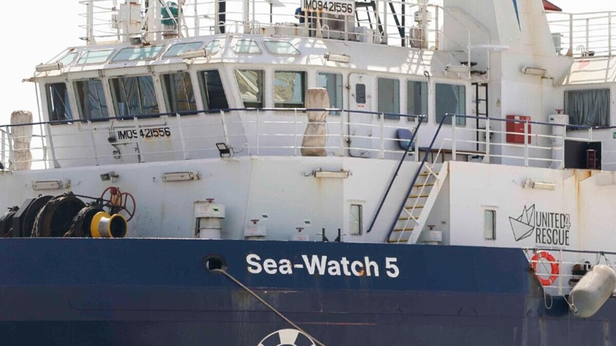 Sea Watch 5 attracca a Napoli: sbarcati sei migranti, ora si attende verifica amministrativa
