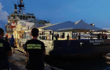 Sbarco notturno a Napoli per sei migranti dalla Sea Watch 5: emergono questioni sull’accoglienza urbana