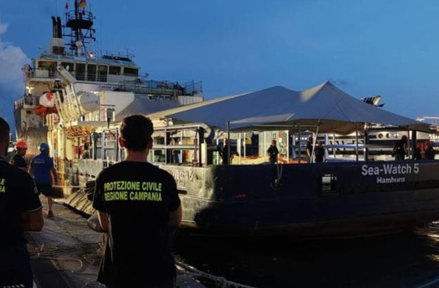 Sbarco notturno a Napoli per sei migranti dalla Sea Watch 5: emergono questioni sull’accoglienza urbana