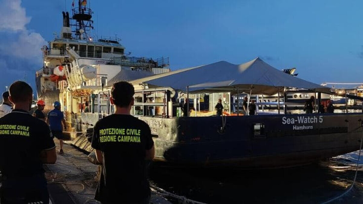 Sbarco notturno a Napoli per sei migranti dalla Sea Watch 5: emergono questioni sull’accoglienza urbana