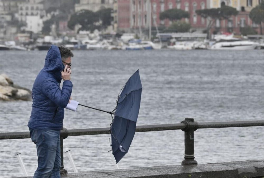 Temporali in arrivo a Napoli: attivate misure di sicurezza per prevenire allagamenti e traffico congestionato