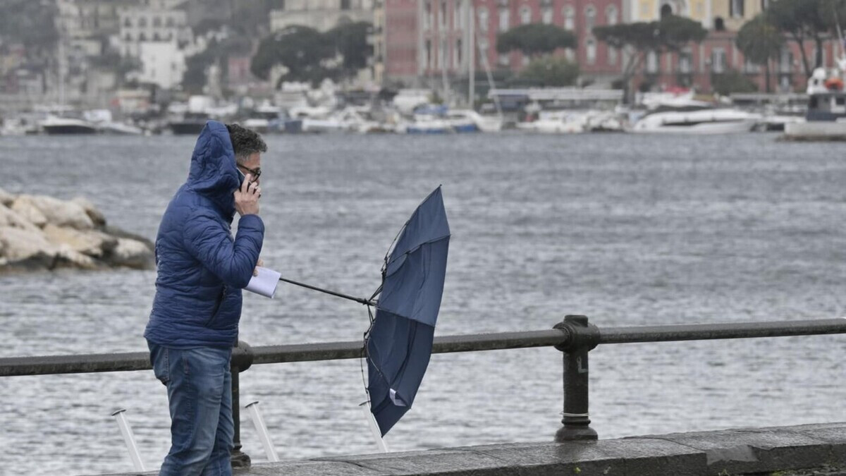 Temporali in arrivo a Napoli: attivate misure di sicurezza per prevenire allagamenti e traffico congestionato