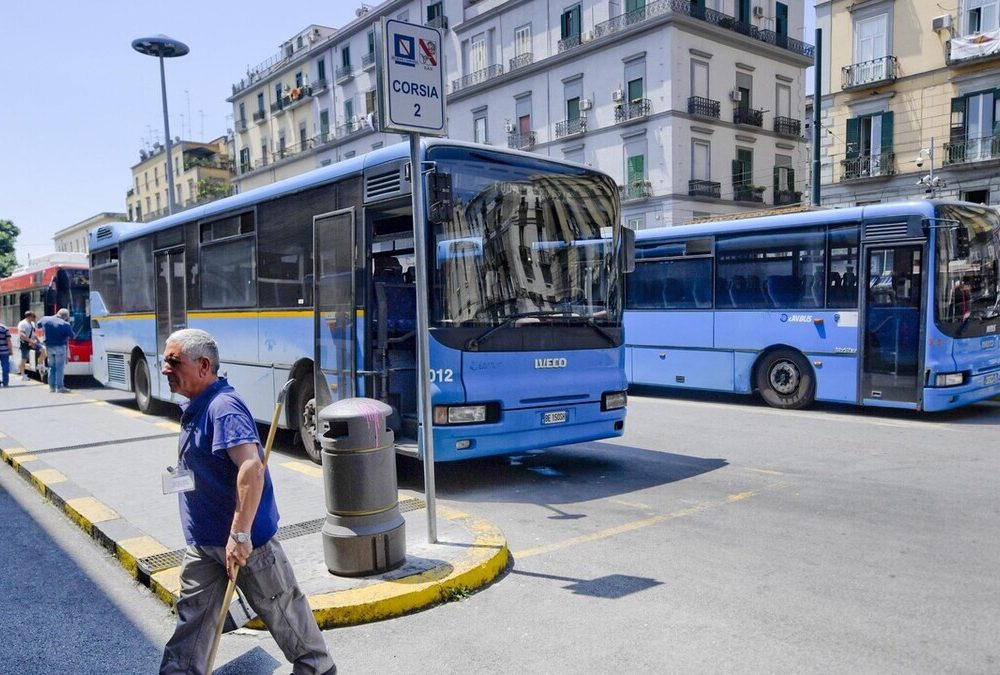 Restituita al legittimo proprietario borsa contenente 2.000 euro trovata su un bus Air