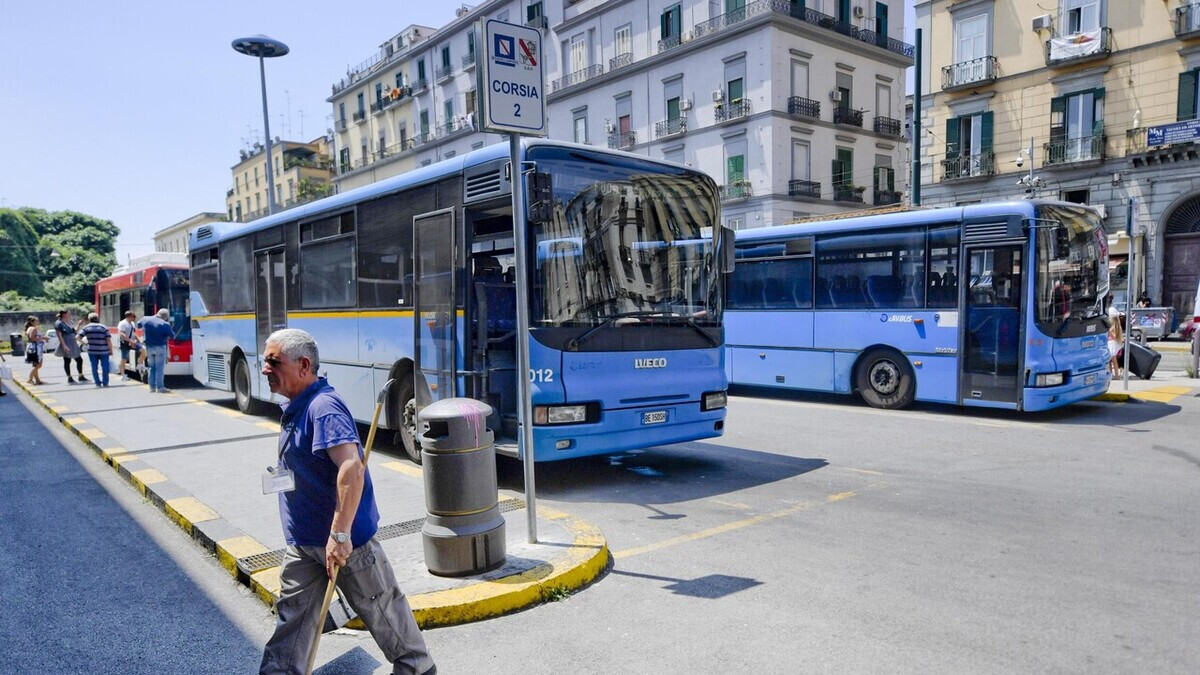 Restituita al legittimo proprietario borsa contenente 2.000 euro trovata su un bus Air