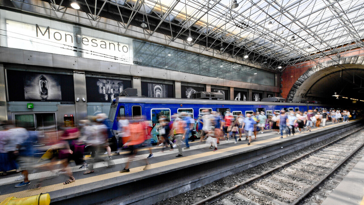 Cittadini in attesa: la linea Cumana riprenderà il servizio l’11 settembre, ma restano dubbi sui bus sostitutivi.