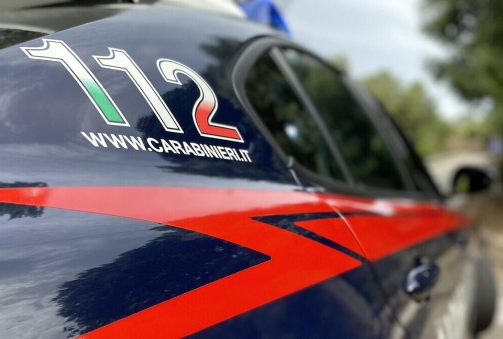 Pusher ventenne arrestato a Napoli con droga nascosta negli slip: la città chiede un cambio di strategia nella lotta alla droga.