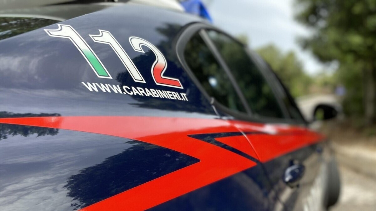 Pusher ventenne arrestato a Napoli con droga nascosta negli slip: la città chiede un cambio di strategia nella lotta alla droga.