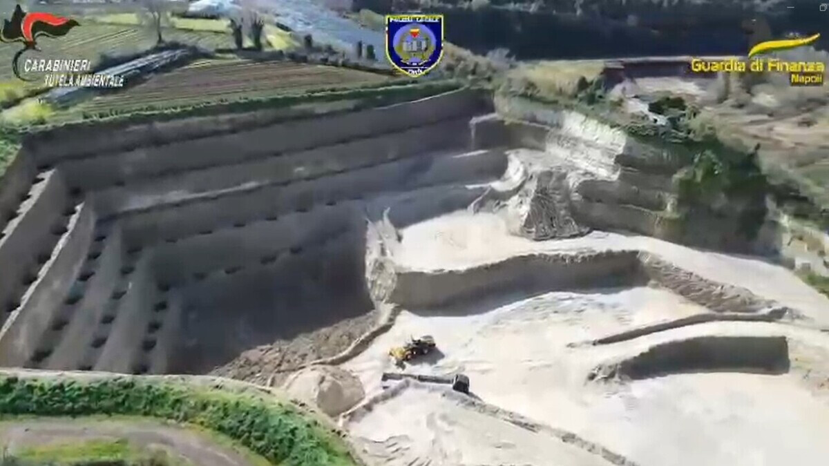 Imprenditore indagato per smaltimenti illeciti: sequestrata un’ex cava a Napoli