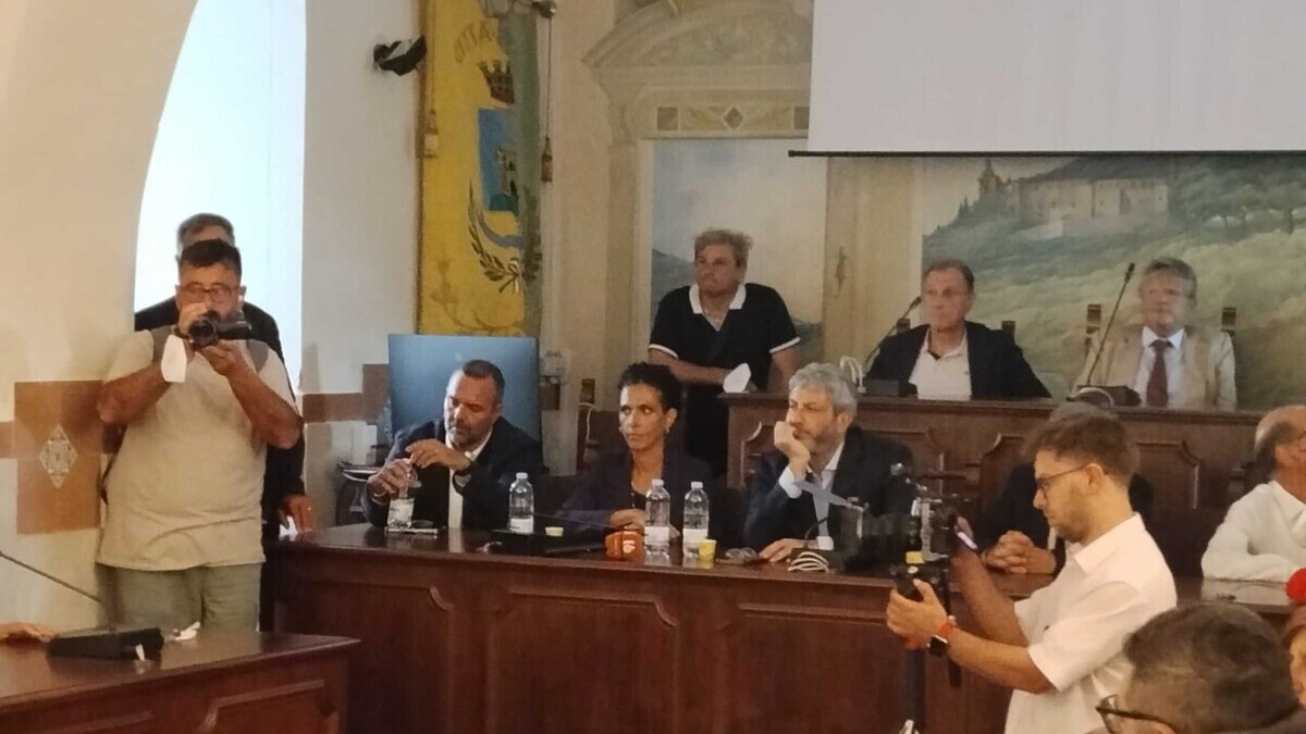 Airola in allerta dopo l’incendio, Fico chiede azioni immediati e risposte chiare.