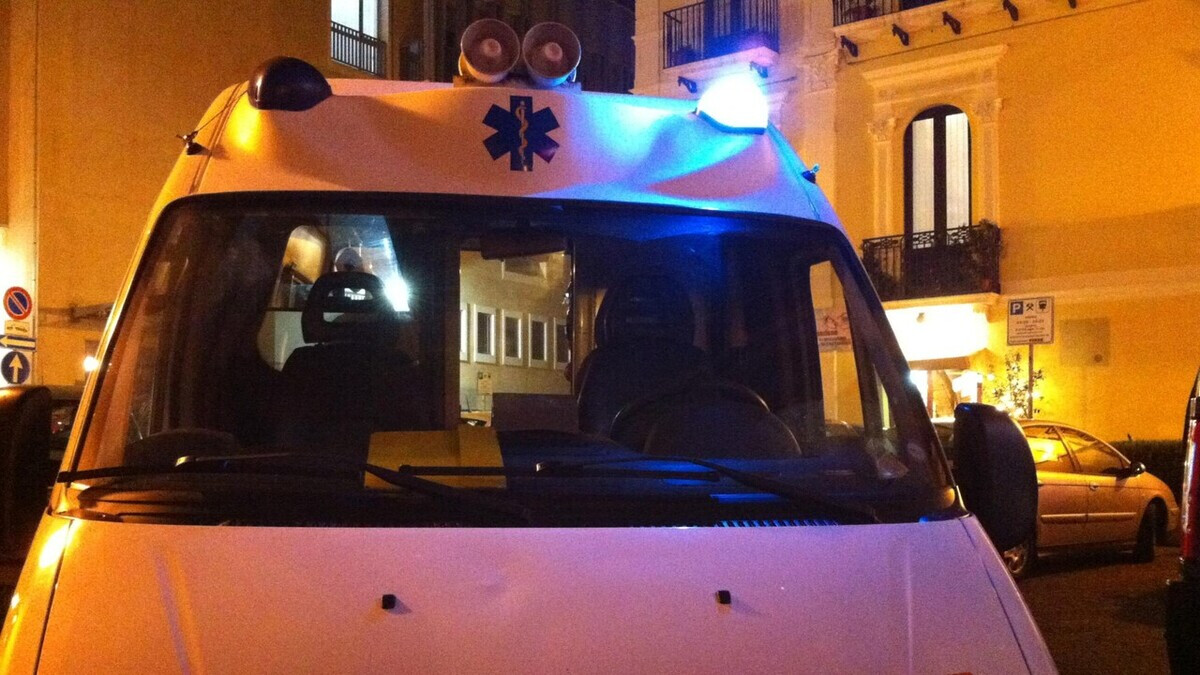 Investito a Napoli un giovane, il conducente si dà alla fuga: gravi condizioni e avvio delle indagini