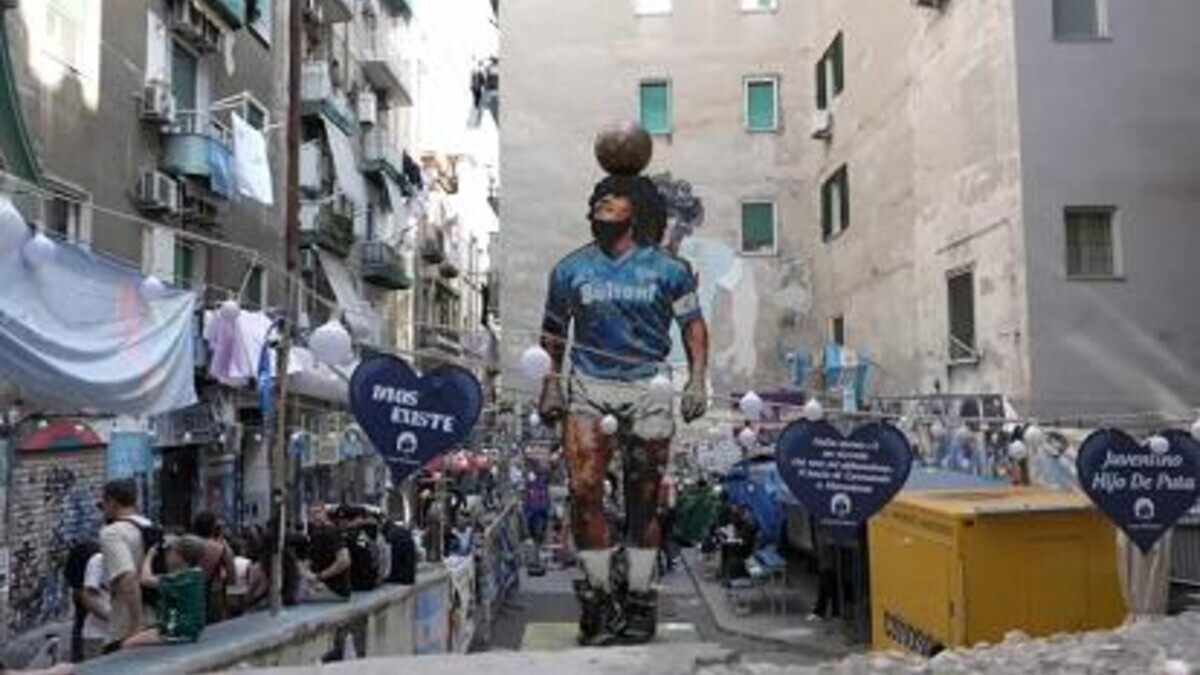 Festa per Maradona a Napoli: l’assenza di ordinanze solleva preoccupazioni per la sicurezza.
